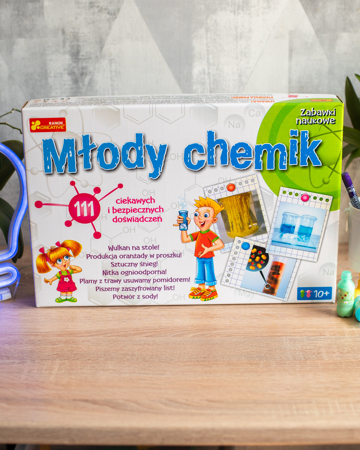 Młody Chemik — opakowanie na stole
