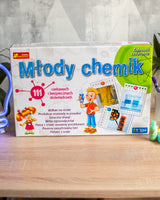 Młody Chemik — opakowanie na stole