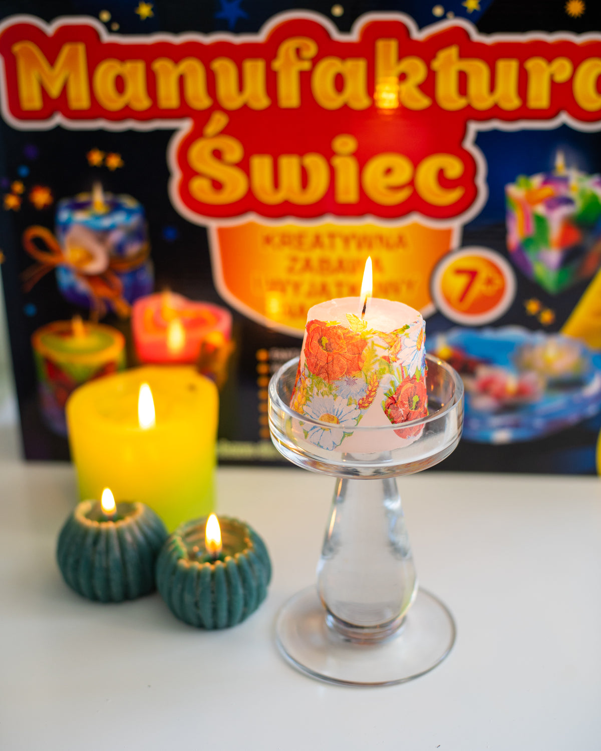 Manufaktura Świec — gotowe świece obok opakowania